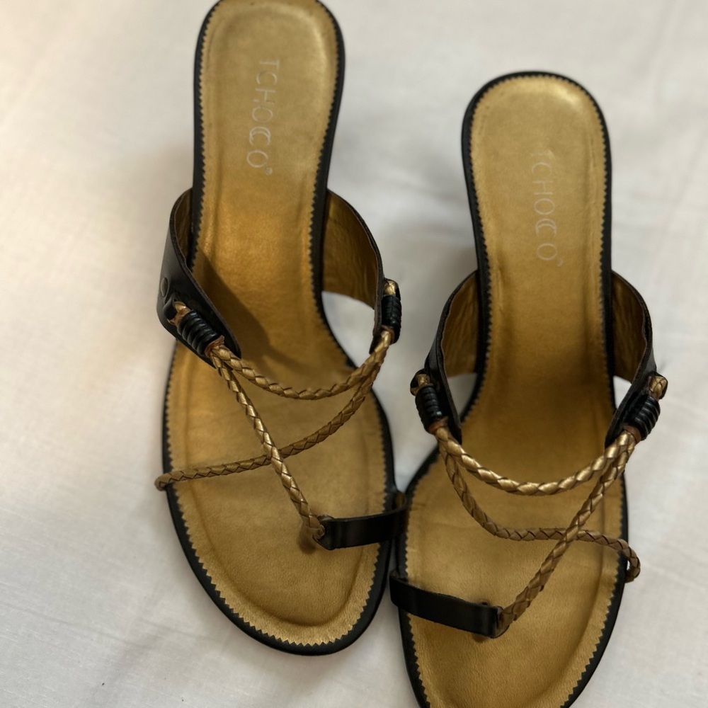 TCHOCCO Women's Black and Gold Sandals